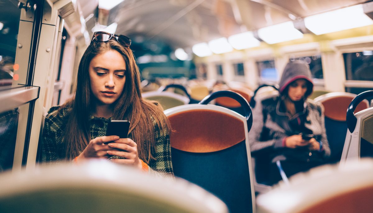 dat-dus-trein-meisje-telefoon-femfem
