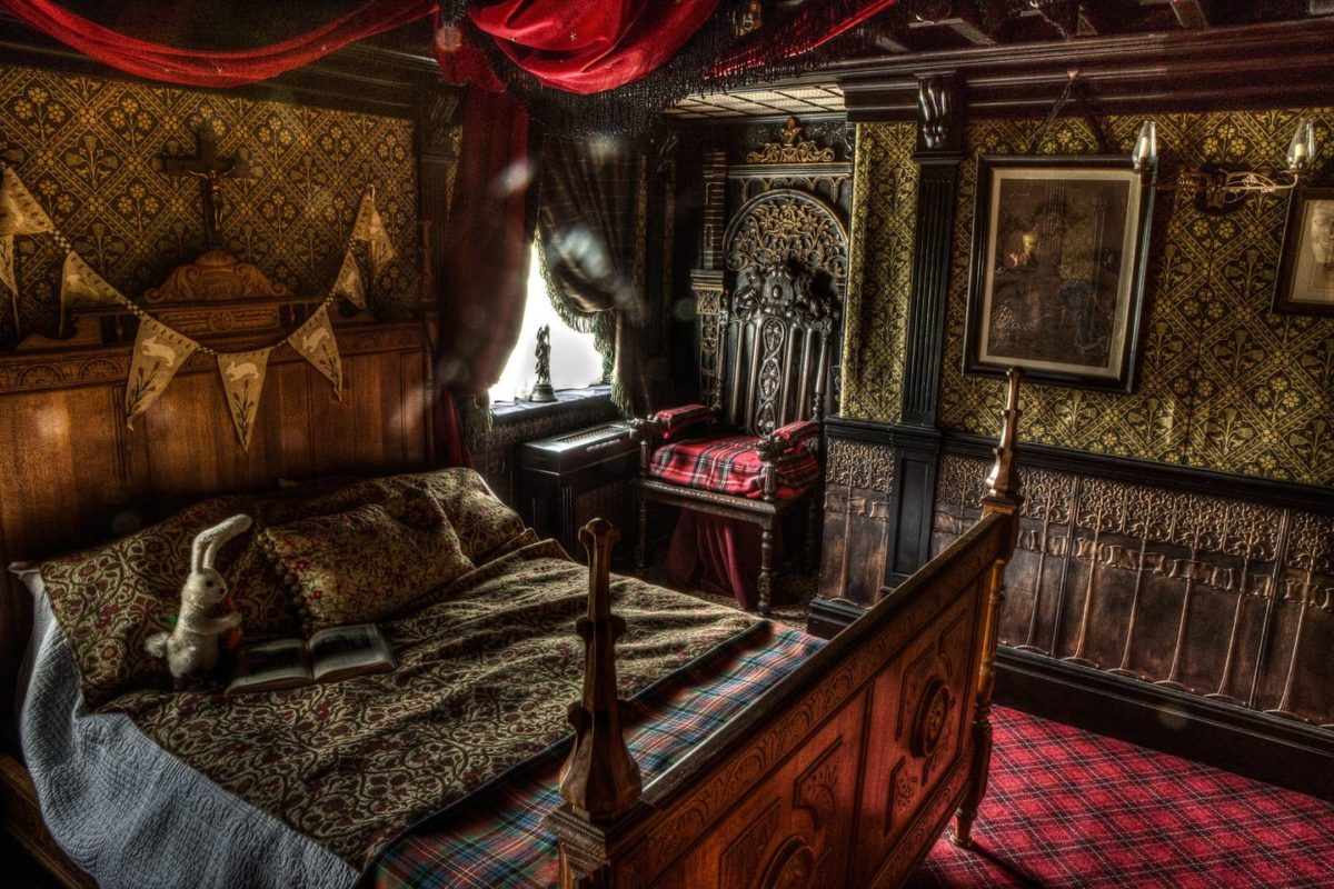 Hsunted bedroom talliston FEMFEM