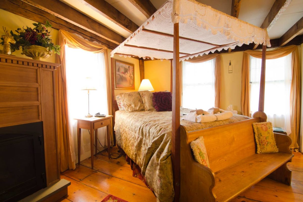 haunted bedroom FEMFEM