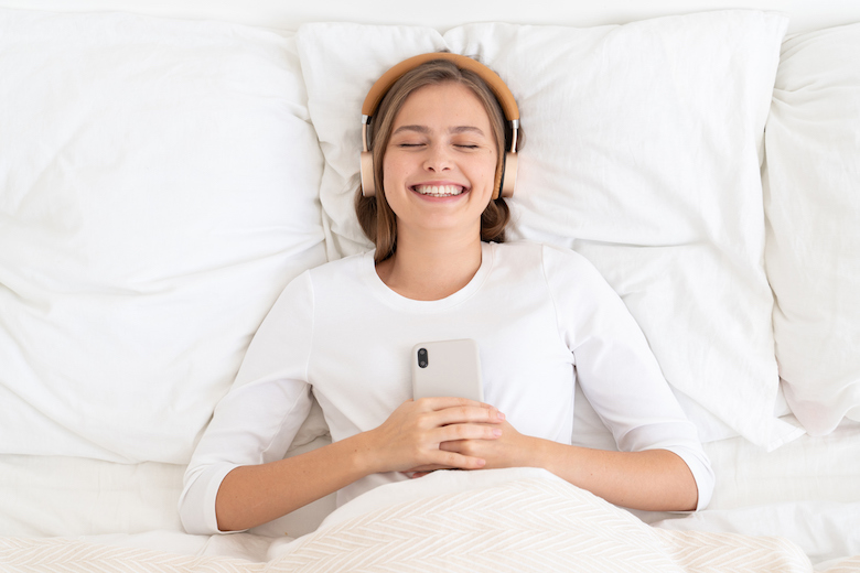 Leren, lachen en luisteren: dit zijn de 10 populairste podcasts in Nederland van dit moment FEM FEM