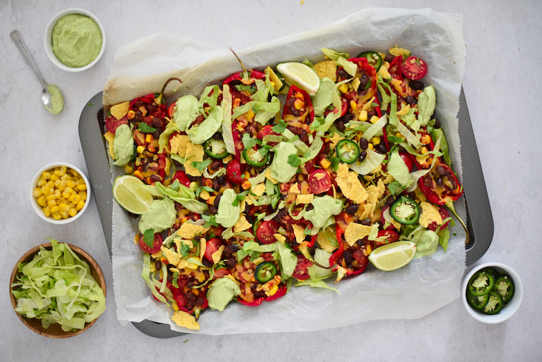 Nachoschotel van gevulde rode puntpaprika’s met avocadosaus - liggend - optie A