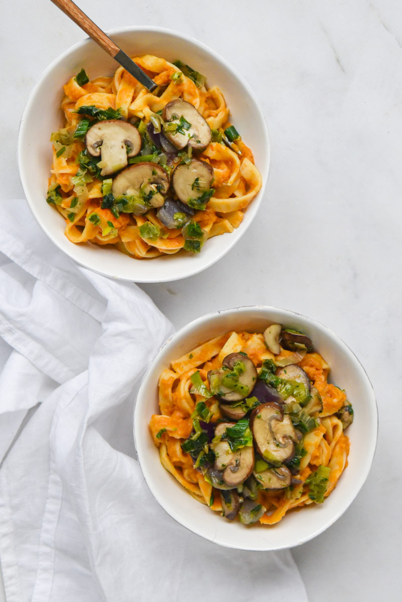 Romige pompoen tagliatelle met Italiaanse roerbakgroente_staand