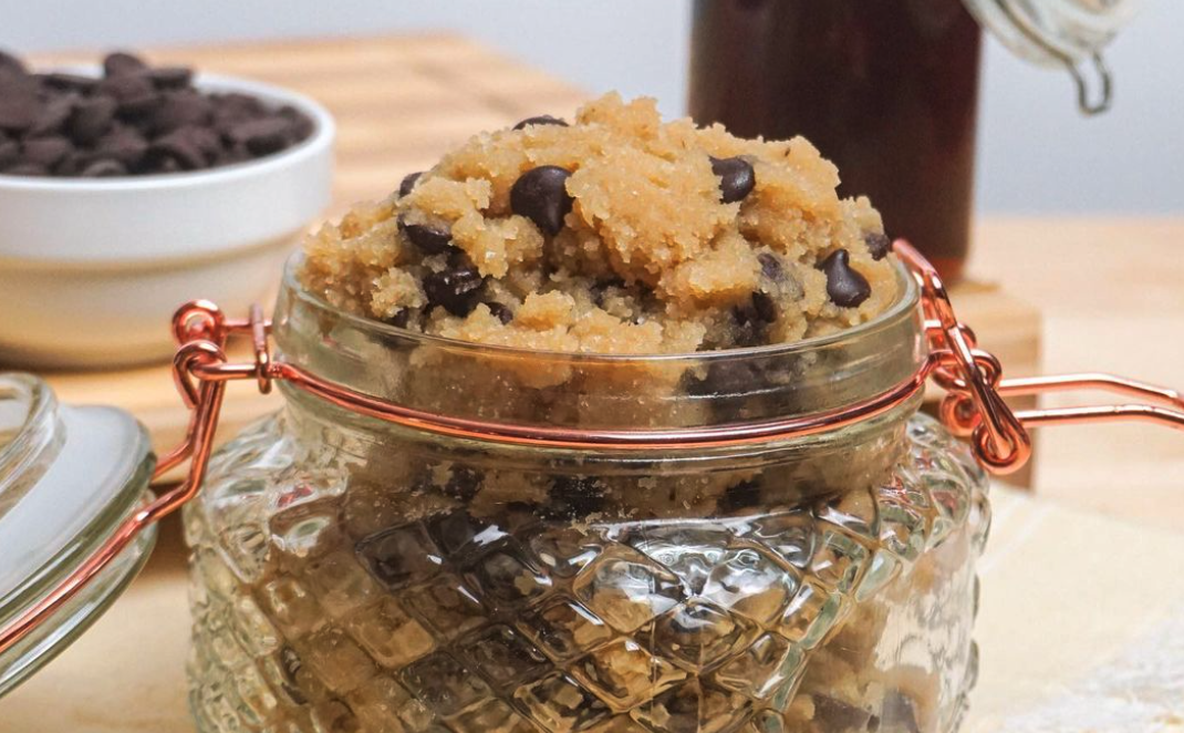 Dit recept voor gezond koekjesdeeg kun je 'rauw' eten FEM FEM Dit recept voor gezond koekjesdeeg kun je 'rauw' eten FEM FEM