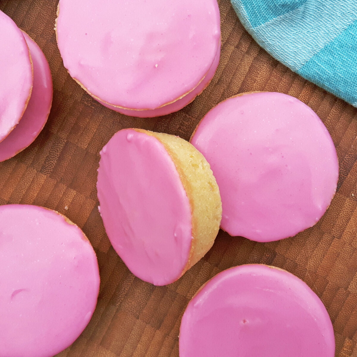 Yikes! Hier is het glazuur van een roze koek van gemaakt FEM FEM Yikes! Hier is het glazuur van een roze koek van gemaakt FEM FEM