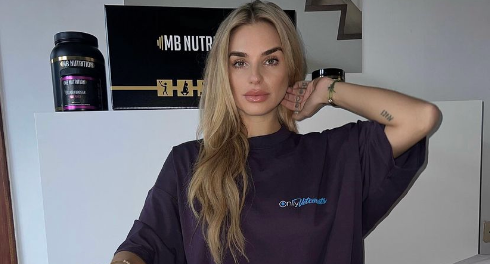 Gaby Blaaser showt babybuik