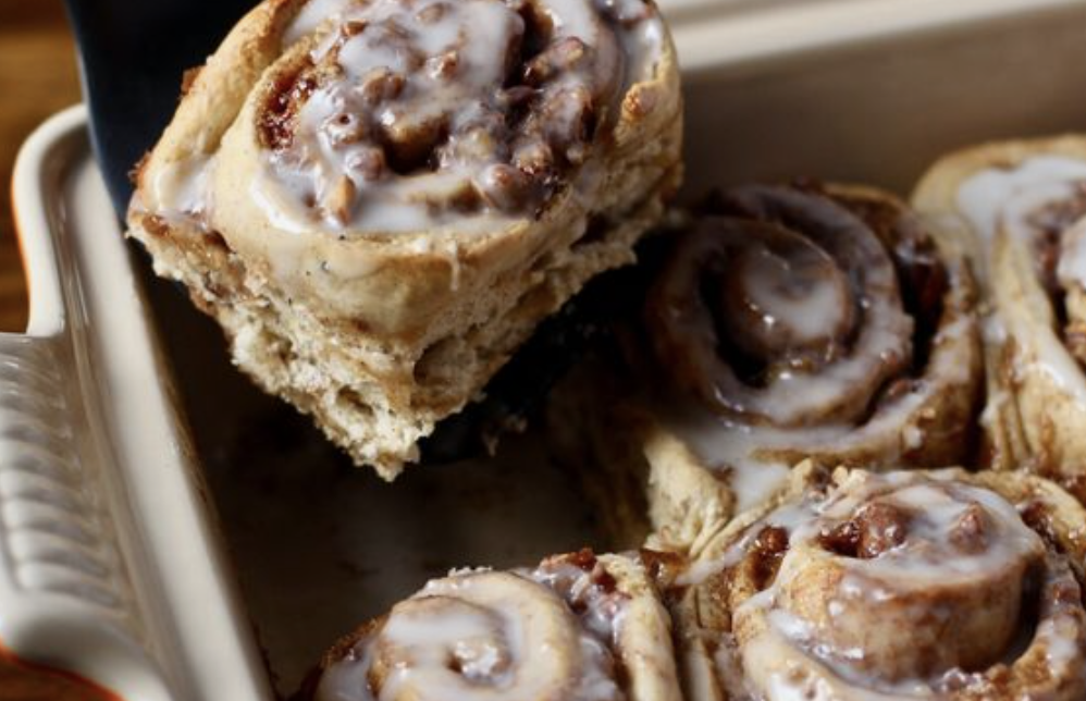 cinnamon rolls van bananenbrood