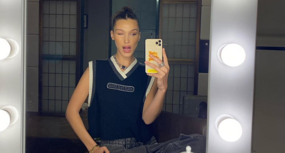 Bella Hadid spiegel foto bril
