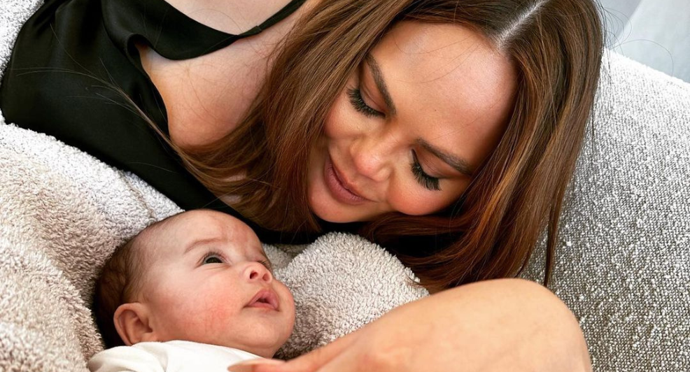 Chrissy Teigen lichaam na zwangerschap