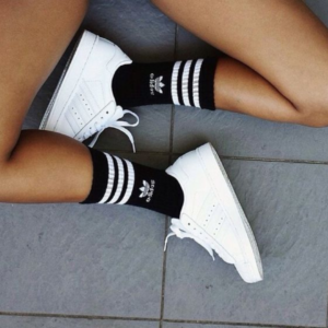 Zwarte sokken in witte sneakers